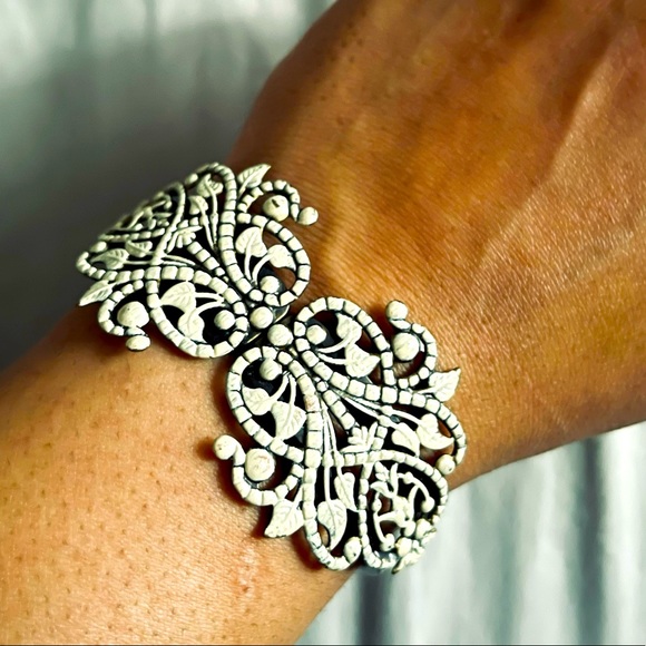 Oxidized cuff bracelet with stunning off-white detailing - Picture 1 of 5